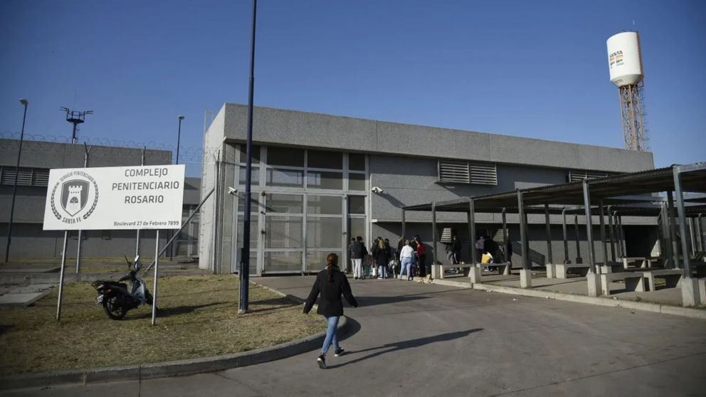 El frente de la cárcel atacada a balazos.