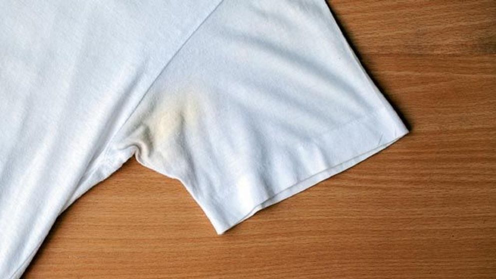 Decile adiós a las manchas amarillas en tu ropa blanca con estos infalibles trucos.