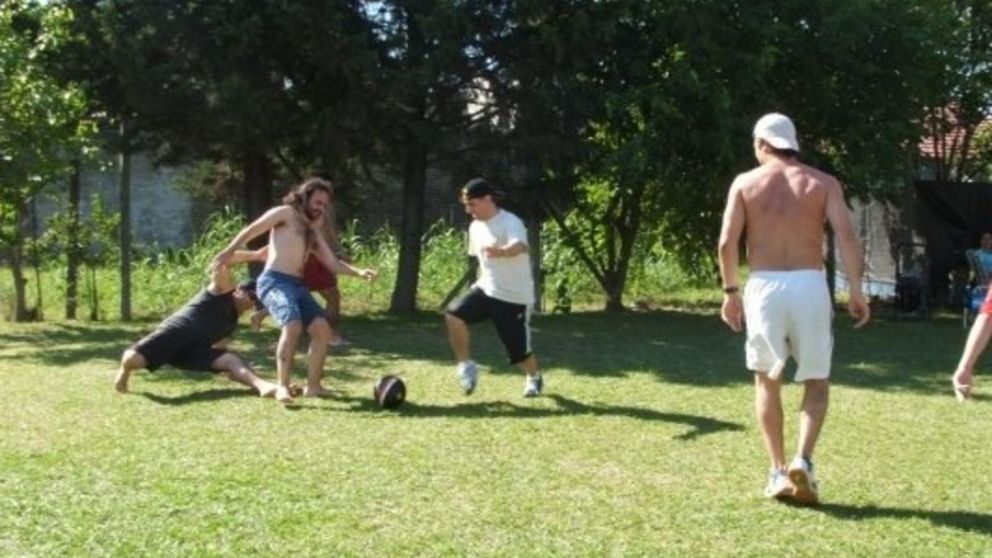 Un Día de la Primavera, allá lejos y hace tiempo, con un poco de verde, fútbol y amigos.