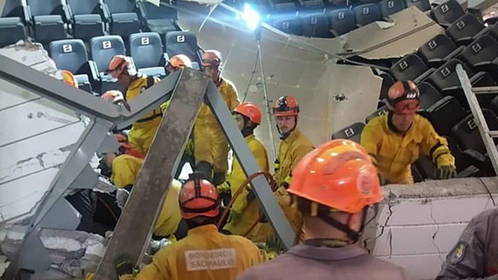 Al menos 9 personas murieron luego de que se derrumbara un auditorio durante un acto político.