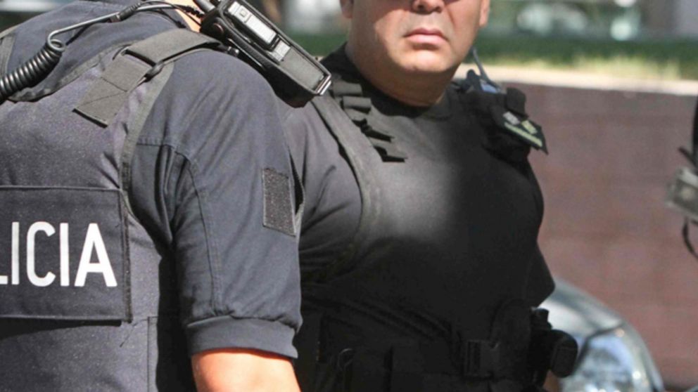 Los hampones se hallaban vestidos con chalecos policiales.