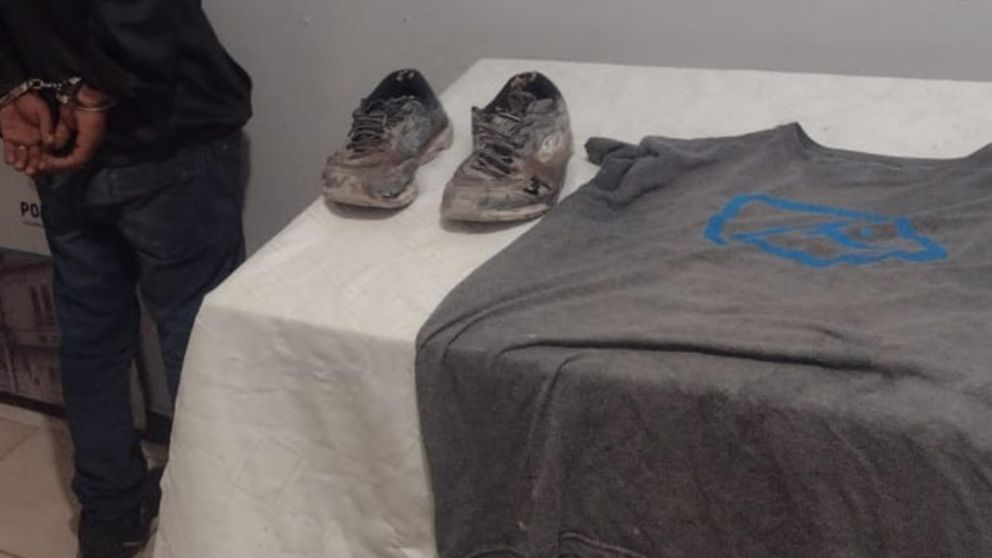 Parte de las prendas de vestir que fueron secuestradas por los pesquisas policiales.