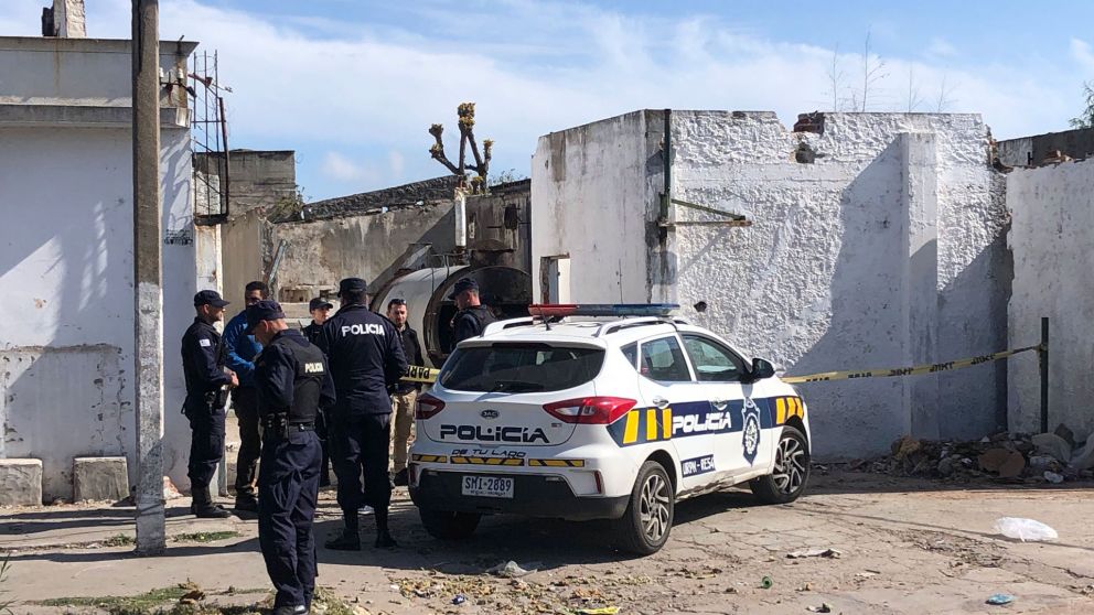 Una joven encontró debajo de su cama a un hombre muerto y con un arma en la mana.