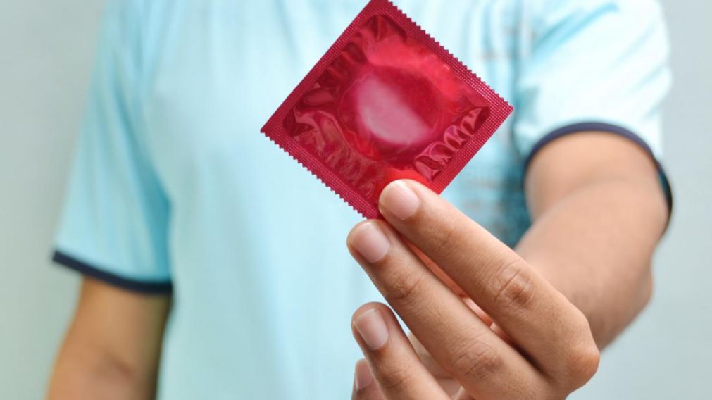 El uso correcto y sistemático de preservativos masculinos y femeninos durante la penetración vaginal o anal puede proteger contra la propagación de las ITS, incluida la infección por el VIH.