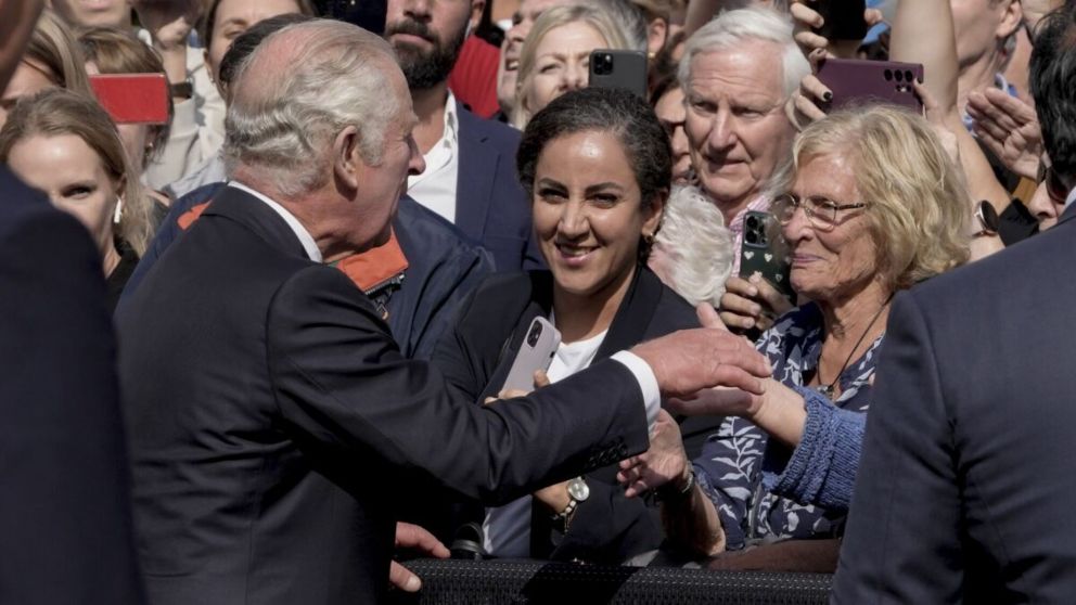 El polémico gesto del rey Carlos III cuando un seguidor quiso saludarlo.
