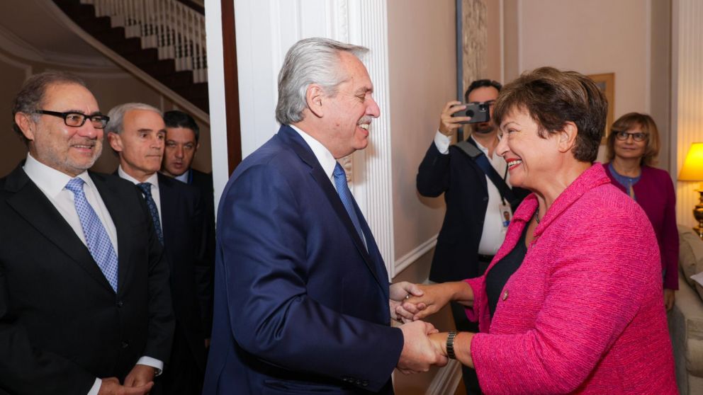 La directora gerente del FMI, Kristalina Georgieva, y el presidente Alberto Fernández en el Consulado argentino en Nueva York.
