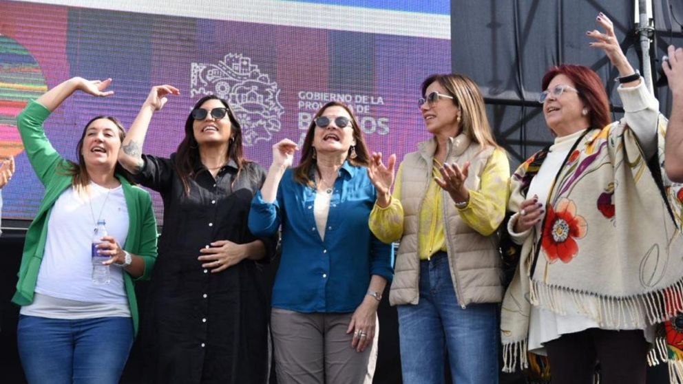 Dulce Granados, junto a concejalas y dirigentas, en el encuentro “La Sociedad del Cuidado”, unidas por la justicia social.