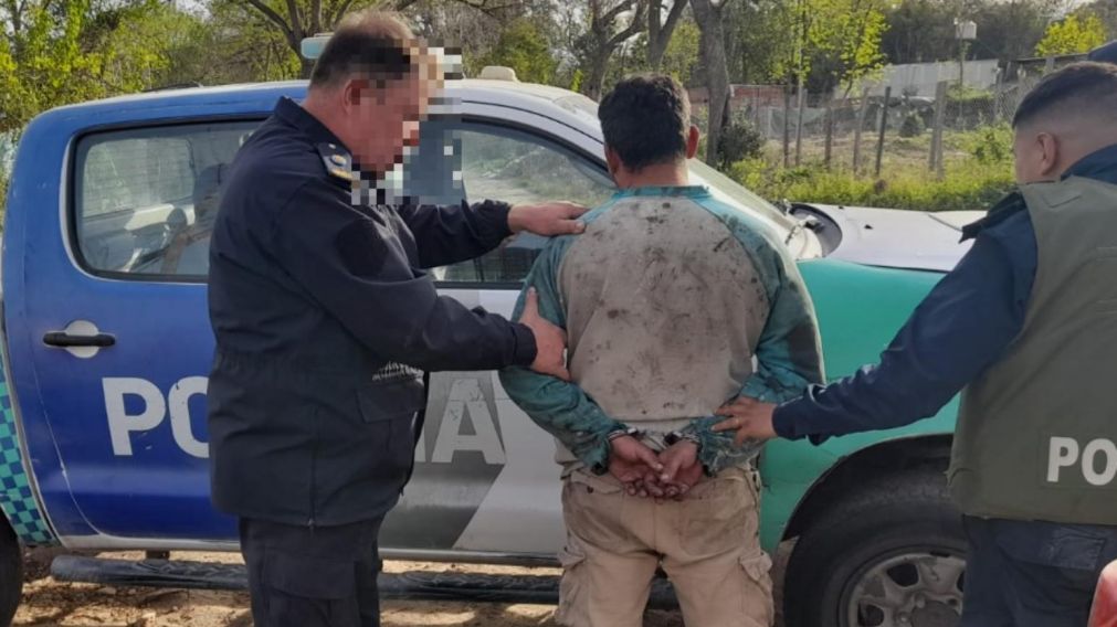 Uno de los sospechosos que fue capturado por los investigadores policiales.