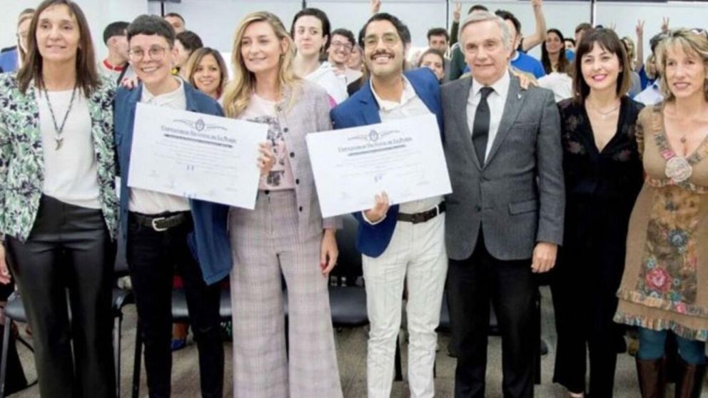 Los egresados de la Universidad de La Plata con sus títulos respectivos (Universidad de La Plata).