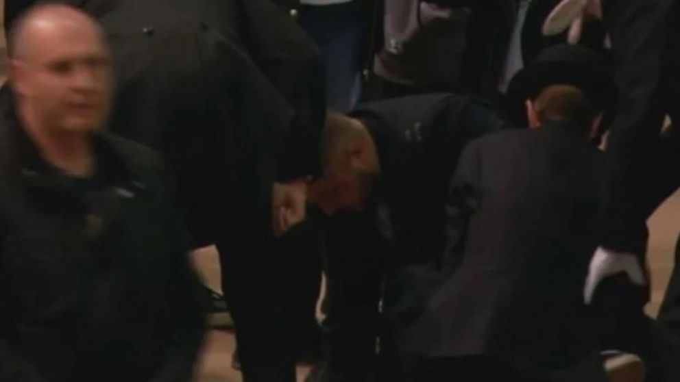 El momento de la detención del sujeto que se avalanzó sobre el féretro de Isabel II (Captura de video).
