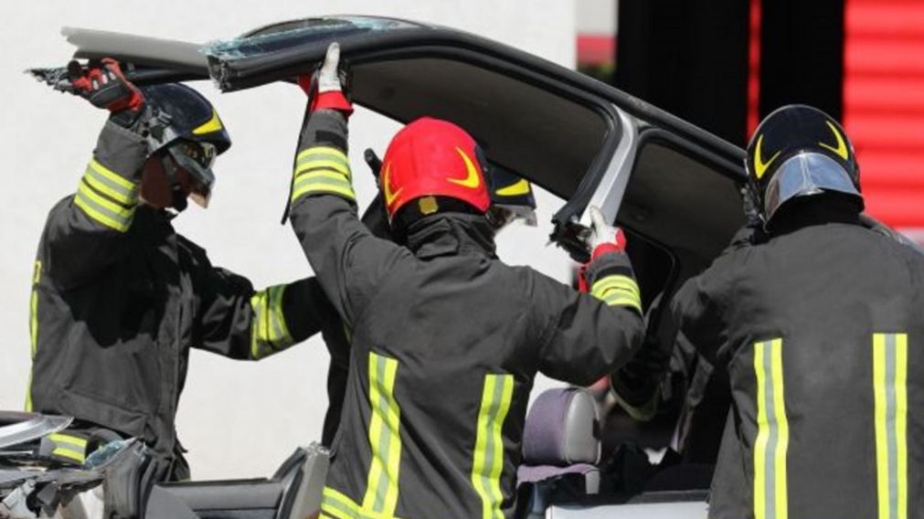 Los uniformados del cuartel de bomberos voluntarios de la zona trabajaron en el lugar del siniestro.