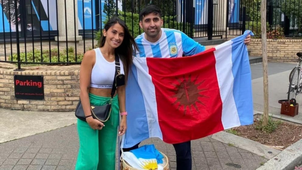 Un joven fue hasta la casa de Messi en París para darle un regalo especial y Antonela Roccuzzo lo recibió (Imagen Facebook).