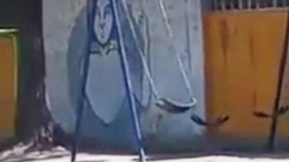 Miedo en Córdoba: una hamaca se balancea sola frente a un cementerio y aterroriza a los vecinos.