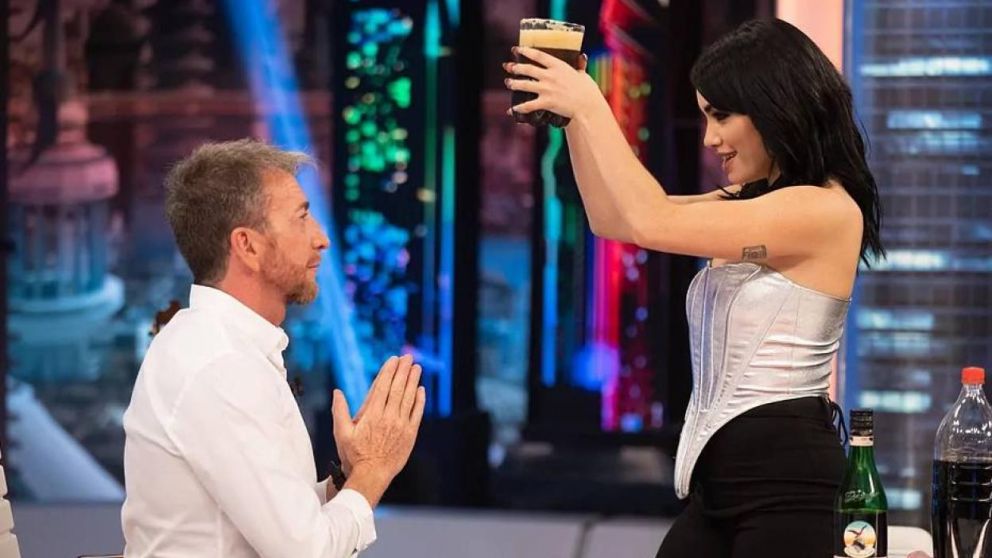 Lali ya le había enseñado a preparar y tomar mate al presentador español y ahora le demostró sus habilidades para hacer el trago más popular en las reuniones nocturnas.