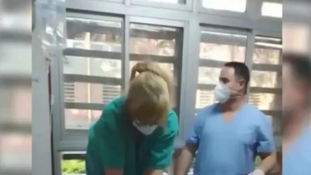 Profesionales de la salud se grabaron riendo y haciendo bromas mientras le practicaban RCP a un paciente (Imagen captura video).