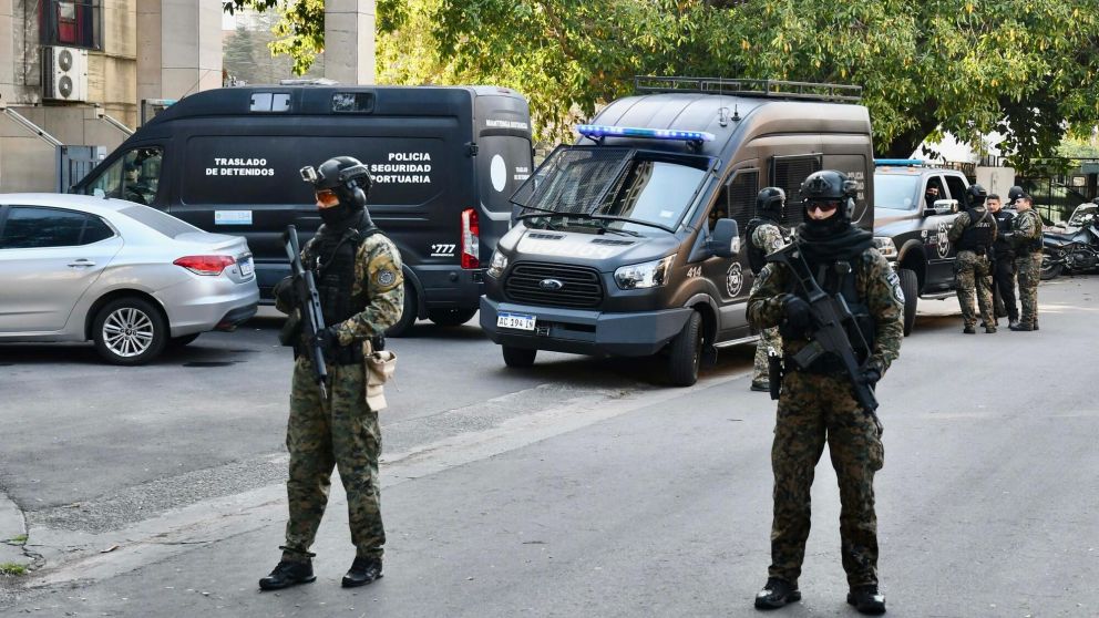 El operativo de traslado a los Tribunales de Comodoro Py de los detenidos. Foto T�lam