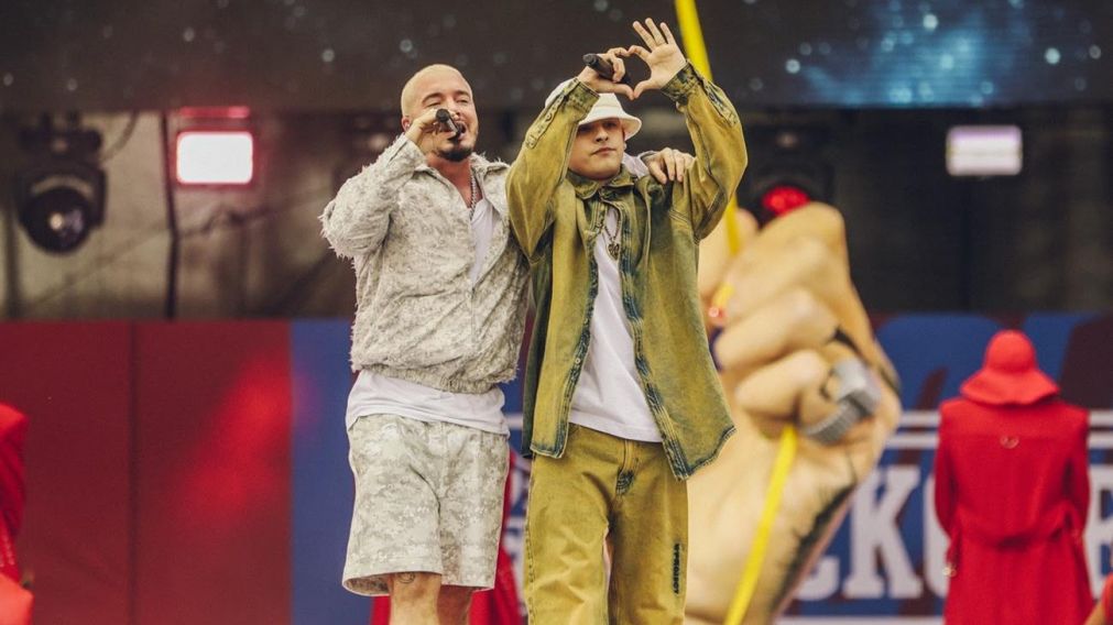 Trueno y J Balvin interpretando "Un Paso"