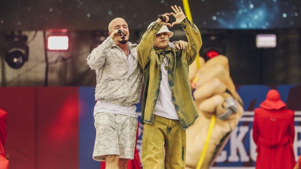 Trueno y J Balvin interpretando "Un Paso"