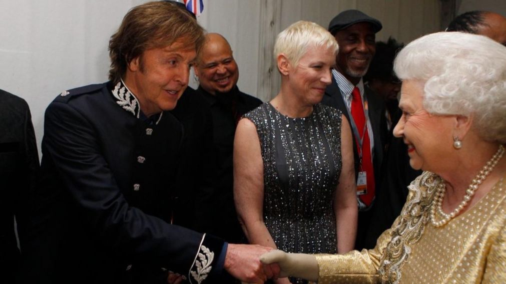 Sir Paul McCartney, en uno de sus encuentros con la reina Isabel II.