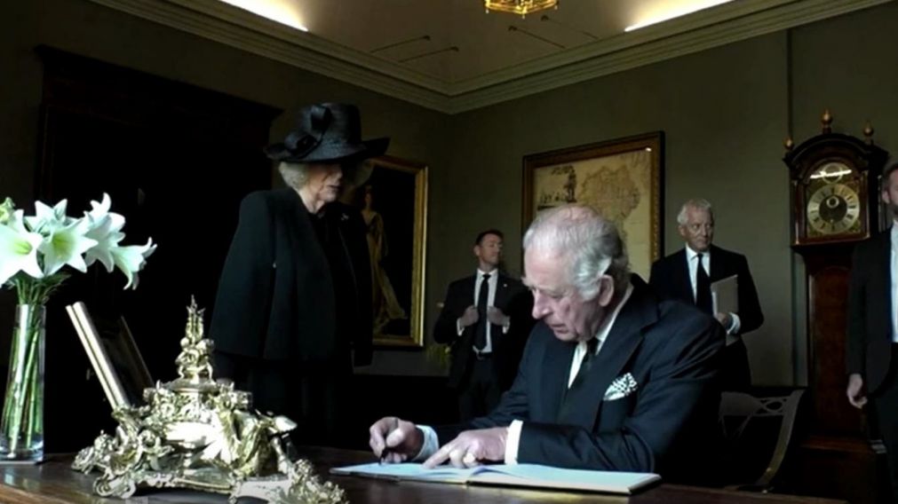 El rey Carlos III se frustró tras usar una lapicera y su enojo se volvió viral en las redes (Imagen captura vídeo).