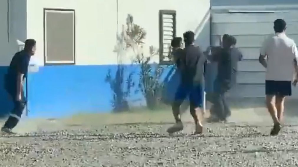 Los agentes se defendieron con palos mientras que los atacaban con piedras y golpes de puño.