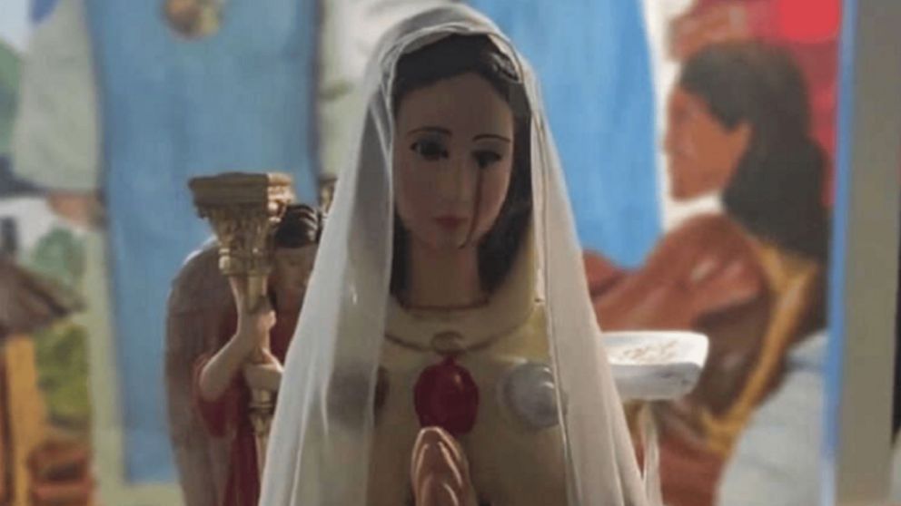 La Virgen de la Rosa Mística fue filmada mientras lloraba lágrimas de sangre.