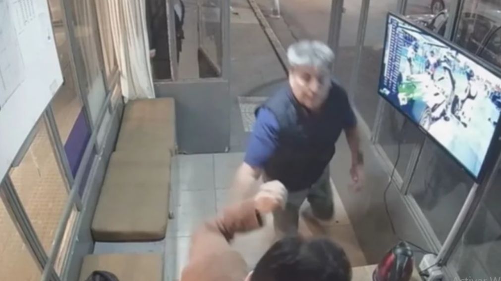 Tras el salvaje episodio, el operador tuvo que ser hospitalizado y recibió algunos puntos de sutura en la cabeza.