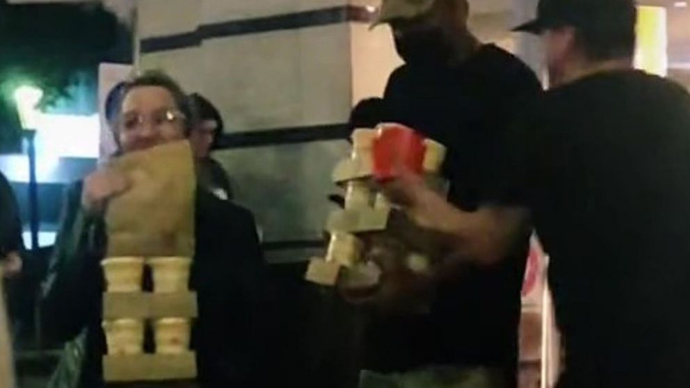 Fueron a un local de comida r�pida, pidieron 30 combos de hamburguesas y revolucionaron el lugar.