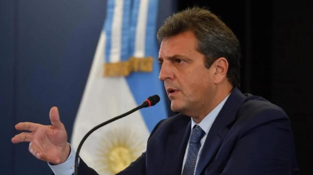 Sergio Massa está acompañado por Silvina Batakis y Miguel Ángel Pesce.