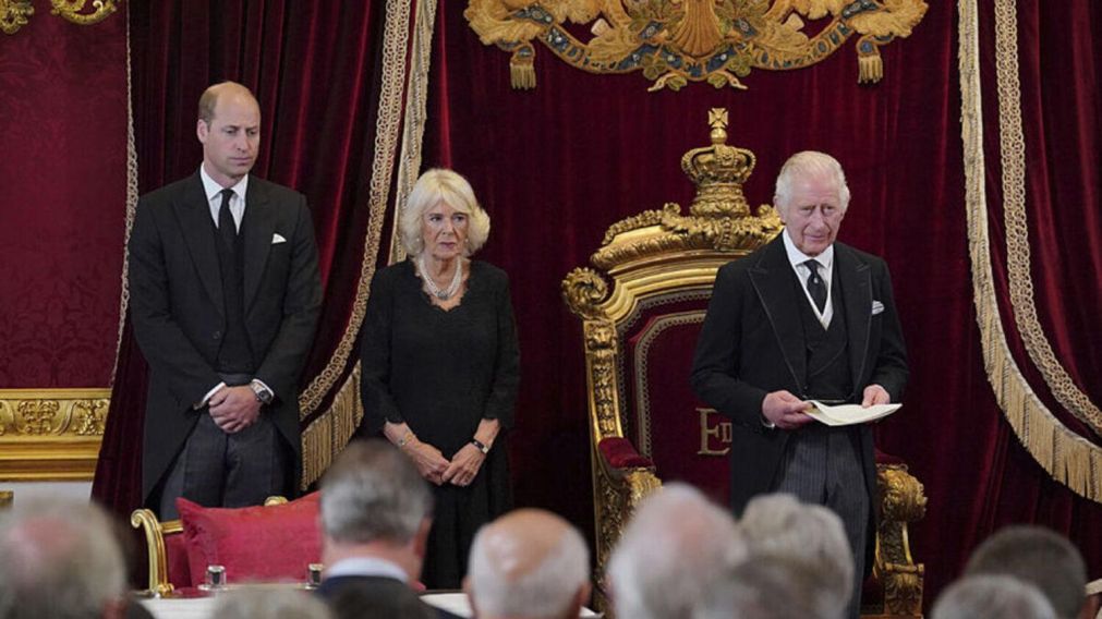Carlos III, el flamante rey de Inglaterra, acompa�ado de su esposa y su hijo. 