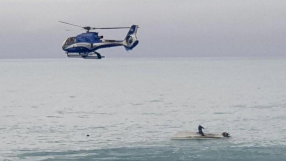 El momento en el que autoridades de Nueva Zelanda trabajan en tareas de rescate (Gentileza Razon.com.mx).