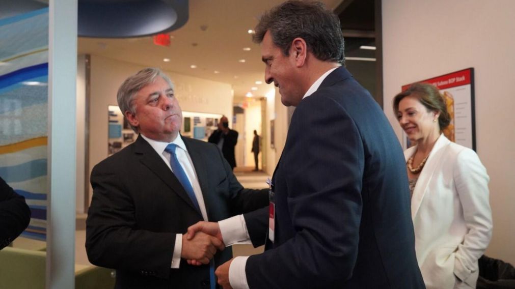 Clay Neff, presidente de Exploración y Producción de Chevron, y Sergio Massa, en Houston.