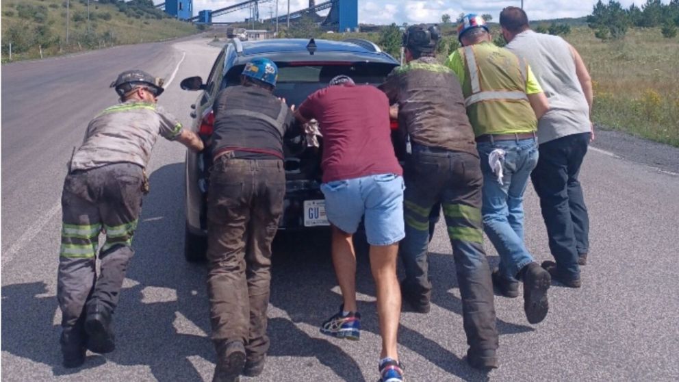 Se le había quedado el auto en medio de la nada.