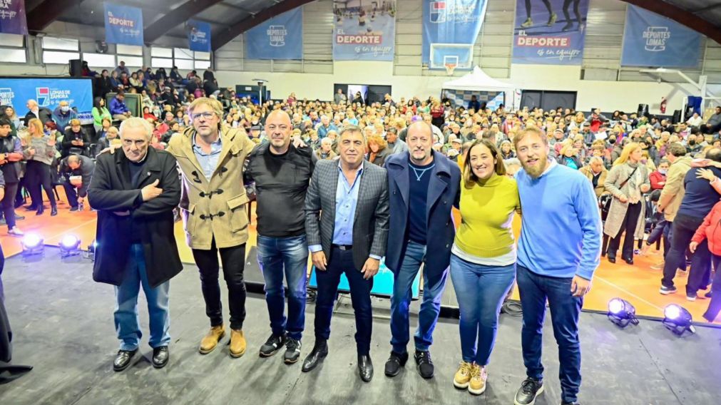 Insaurralde y Ambrosini entregaron tablets de ENACOM a adultos mayores de Lomas.
