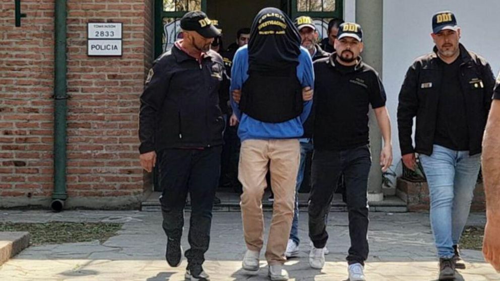 La policía custodia al sospechoso del doble crimen. (Twitter)