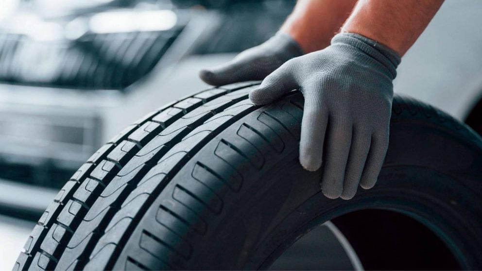 Cada vez más usuarios eligen alternativas para arreglar las gomas usadas de sus vehículos.