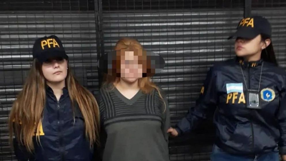 Brenda Uliarte, al momento de ser detenida por la policía (Archivo).