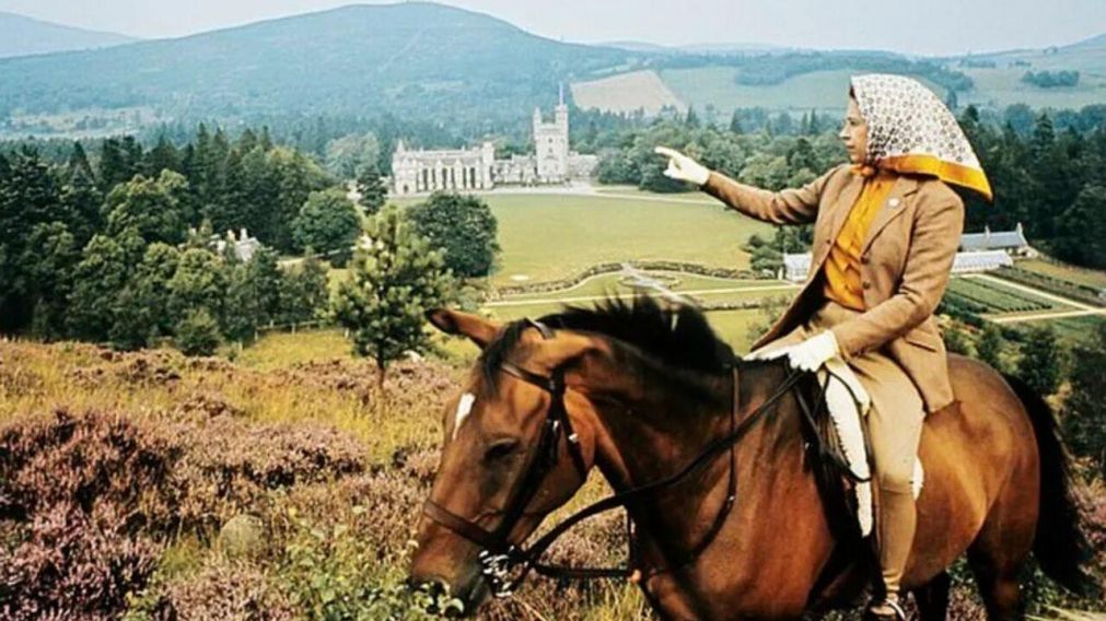 Una joven reina Isabel II admirando su finca de Balmoral, lugar donde pasó sus últimos momentos (Daily Mail).