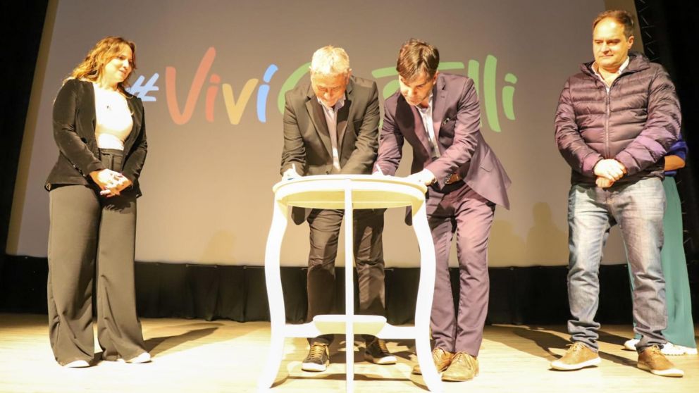 Ferraresi y Echarren entregaron viviendas y anunciaron el inicio de obras del Desarrollo Urbanístico Castelli.