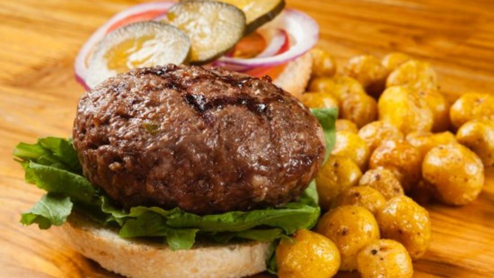 ¿Cena o merienda?: la polémica hamburguesa de un bar del conurbano bonaerense.