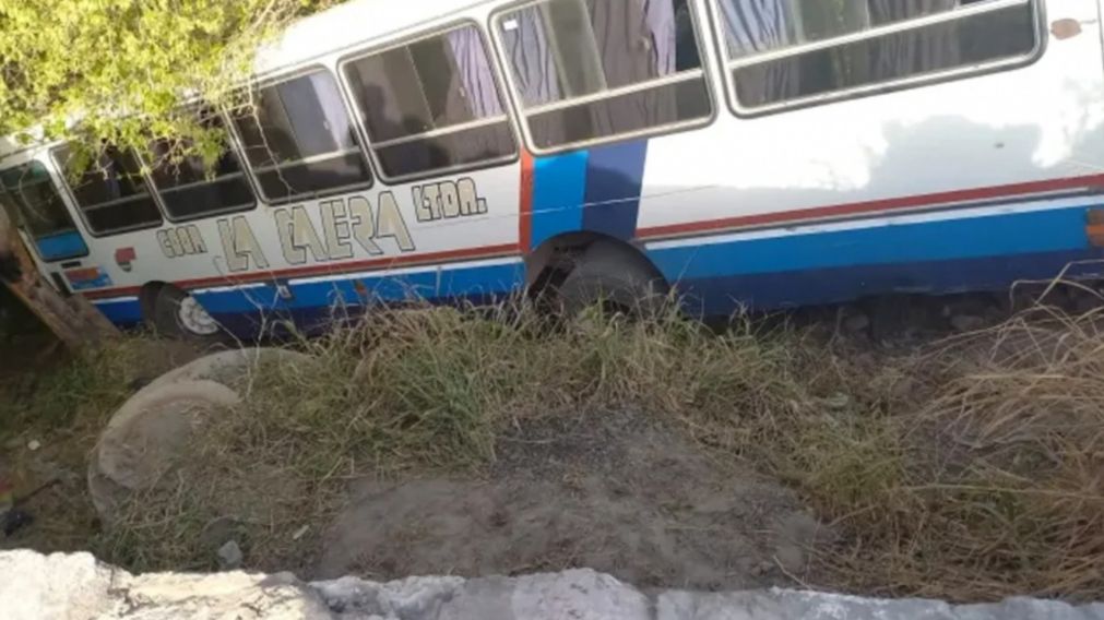 As� qued� el colectivo que cay� a un barranco en C�rdoba.