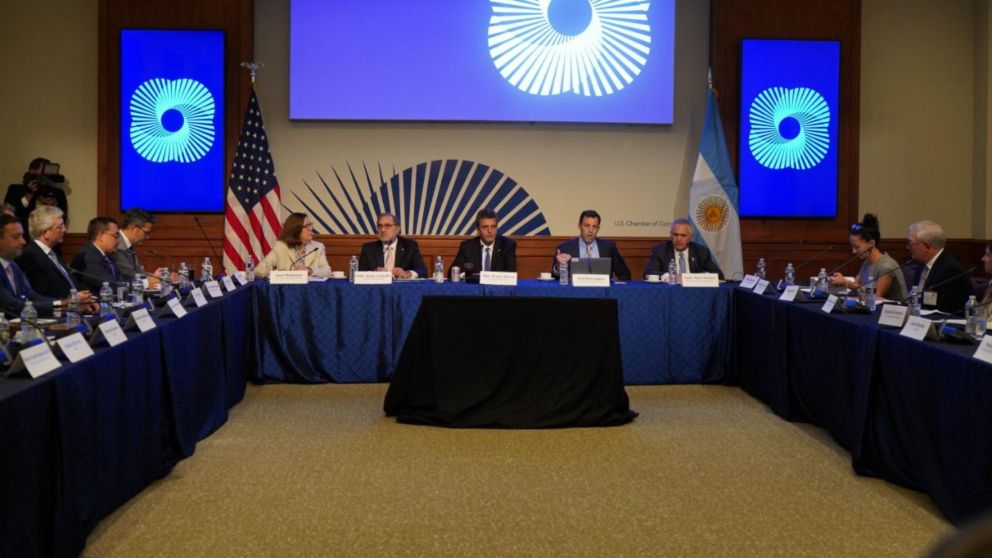 La reunión fue con más de 30 empresas estadounidenses con inversiones en el país (Twitter).