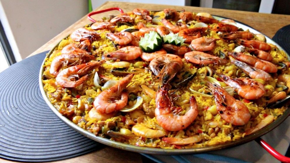 La paella es un plato originario de la zona de Valencia, al sureste de España.