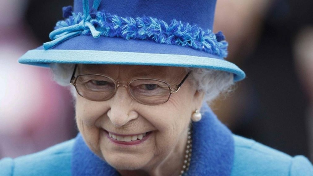 La reina Isabel II se encuentra bajo supervisión médica en Balmoral, su residencia de verano en Escocia.