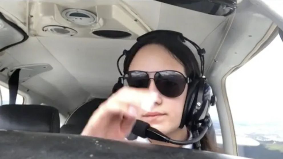 Se complicó su primer vuelo como piloto y su reacción se hizo viral (Imagen captura vídeo).