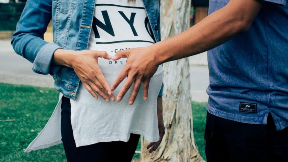 Una joven de 19 años descubrió que dio a luz a gemelos de padres diferentes (Imagen ilustrativa).
