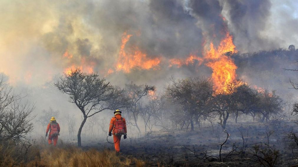 Las llamas ya llevan más de 48 horas y afectan a varias zonas en Córdoba. (Gentileza La Voz)