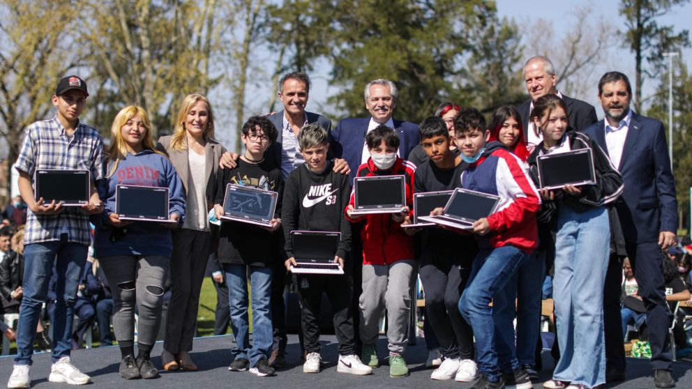 El presidente Alberto Fernández, rodeado de los adolescentes durante la entrega de las computadoras (Télam).