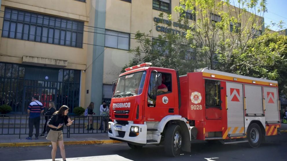 Los bomberos trabajando en el colegio.