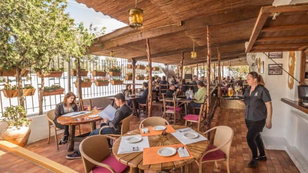 Un grupo de amigos fue a comer a un restaurante de Ibiza y tuvo un gran altercado con uno de los mozos.